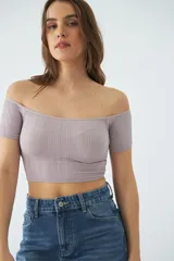 Top corto de tejido acanalado con escote tipo bardot y mangas cortas, diseñado con un ajuste al cuerpo sin costuras.