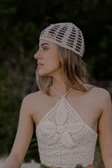 Gorro tipo casquete tejido a crochet color crudo, con diseño calado.