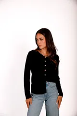 Blusa de morley elastizado color blanco, con escote en V y botones dorados.
