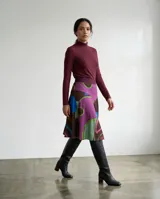 Falda midi de corte evasé con estampa exclusiva de formas orgánicas en tonos magenta, verde, turquesa y tierra. Confeccionada en tejido jersey suave y flexible, presenta una cintura alta entallada y una caída fluida.