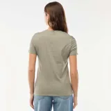 Remera de punto verde militar, con cuello redondo y mangas cortas.