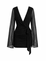 Vestido corto negro de diseño cruzado con escote en V profundo. Presenta mangas largas translúcidas con caída amplia y un detalle de ajuste lateral con lazo que define la silueta.