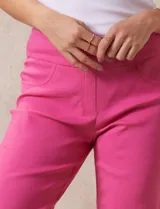 Bermuda rosa de gabardina elastizada, marca Ruby Rd, con pretina ancha elastizada, bolsillos simulados en la parte delantera y bolsillos aplicados en la parte trasera.