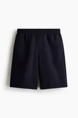 Short de felpa interlock color azul marino, largo hasta la rodilla, con cintura elástica fruncida y cordón de ajuste oculto, bolsillos laterales y corte relajado.