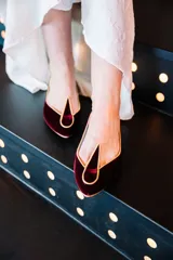 Ballerinas de terciopelo de seda granate con ribete dorado, plantilla interior de piel y cuña interna de 1,5 cm.