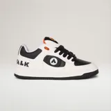 Zapatillas Airwalk Throlle estilo skate, de color blanco con detalles en negro y naranja, cordones anchos negros y suela de goma plana.