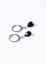 Par de caravanas plateadas con aros y dije de gota de zirconia negra.