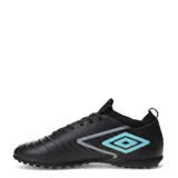 Championes de fútbol Umbro Legacy TF, color negro con detalles en turquesa y gris. Diseño con textura geométrica en el empeine, cierre con cordones y suela con tapones bajos ideal para césped sintético.