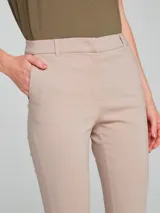 Pantalón sastrero de corte recto y ajuste entallado, con cintura de tiro medio, cierre frontal con botón y bolsillos laterales.