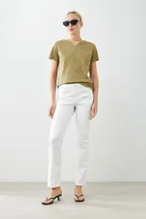 Remera verde oliva de manga corta con cuello en V y estampado floral.