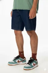 Bermuda de jean azul oscuro, corte recto, largo hasta la rodilla.