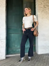 Bandolera color camel de cuero con forro de tela, bolsillo interior y exterior.