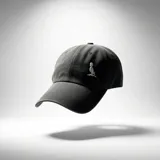 Gorra de béisbol de jean color negro con efecto gastado, visera curva y logo bordado en el frente.