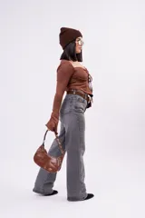 Jean wide leg gris deslavado de tiro alto, de corte holgado y pierna ancha con efecto fluido.