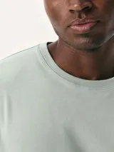 Camiseta básica de manga corta y cuello redondo, color rojo oscuro.