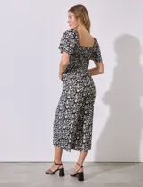 Mono corto estampado con flores, de escote recto, espalda elastizada, manga corta amplia y botones decorativos.