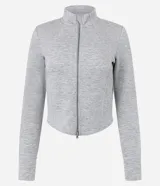 Saco de modal con cuello alto, mangas largas y cierre frontal por cremallera. Presenta recortes modernos en el diseño y un acabado suave.