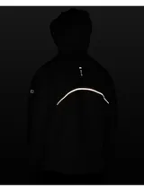 Buzo deportivo Under Armour de media cremallera, color blanco hueso, con capucha, bolsillos laterales con cierre y detalles en negro en los bordes. Confeccionado en tejido elástico de alto rendimiento que absorbe el sudor.