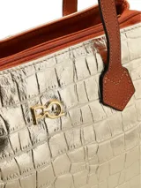 Cartera tipo shopper dorada con textura croco y asas marrones.