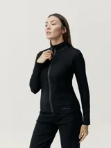 Campera deportiva negra con cierre frontal y cuello alto, confeccionada en tejido acanalado. Presenta un corte ajustado y mangas largas.