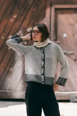 Saco tejido de punto con cuello a la base y manga larga, de diseño reversible y corte recto. Presenta un acabado bicolor que genera un efecto visual de contraste en los bordes y puños.