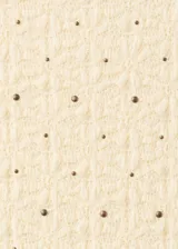 Falda midi de corte recto, confeccionada en tejido texturizado de color beige con pequeñas tachas metálicas distribuidas en el diseño y forro interior.