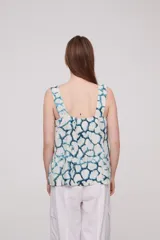 Musculosa estampada con cuello en V y breteles anchos.