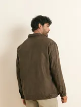 Campera de napa ecológica color marrón, con cierre frontal metálico, bolsillos laterales y cuello camisero.