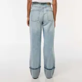 Pantalón de jean celeste de corte recto, tiro alto y con dobladillo ancho en el ruedo.