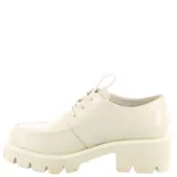 Zapato acordonado de cuero sintético negro con plataforma track.