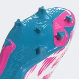 Championes de fútbol Adidas Predator League para terreno firme, con diseño predominantemente blanco, franjas azules y detalles en rosa fucsia. Presentan un patrón gráfico de rayas en rosa sobre la base blanca y las tres franjas características de Adidas en azul.