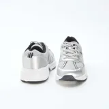 Zapatillas de running color gris metalizado con paneles de malla transpirable, cordones al tono y suela blanca con detalles en negro.