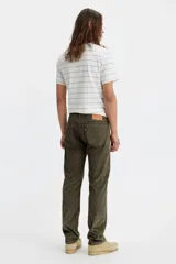 Pantalón Levi's® 505 de corte regular fit, color verde oliva, con bragueta de cierre y estilo clásico de pierna recta.