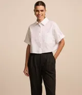 Pantalón jogger de poliéster, viscosa y elastano, con cintura de sastrería, cierre con botón y cremallera, pliegues delanteros, bajo plegado y estampa de raya de tiza.