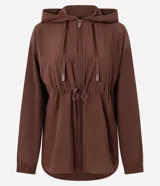 Campera parka de estilo deportivo con capucha, cierre frontal por cremallera, cintura ajustable con cordón y mangas largas con puños elásticos. Presenta un diseño funcional con bolsillos delanteros y ruedo redondeado.