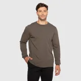 Buzo de manga larga color marrón topo, de corte regular fit con cuello redondo y diseño minimalista.