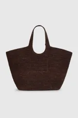 Bolso tipo shopper extragrande de rafia tejida a mano en color marrón, con asas alargadas, silueta de estructura suave y detalle de llavero colgante de cuero sintético.