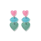 Aros colgantes con forma de corazón, labios y corazón, en colores rosa, celeste y verde agua con glitter.