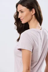 Remera básica de algodón color negro, con cuello redondo y mangas cortas de corte clásico.