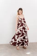 Maxi vestido de breteles finos con estampado animal print estilo vaca en tonos tierra.