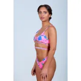 Bikini de dos piezas con estampado floral y de mariposas en tonos fucsia y azul. El top es de estilo deportivo con tiras cruzadas en la cintura, y la bombacha es de corte cavado tipo tanga.