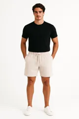 Short de algodón a rayas verticales color beige y blanco, con cintura elástica ajustable con cordón.