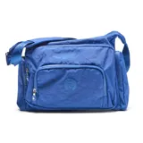 Cartera tipo bandolera de tela técnica color azul, con múltiples compartimentos con cierre, correa ajustable y logo circular grabado en el frente.