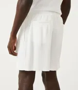 Bermuda masculina de color blanco con textura plisada, diseñada con cintura elástica para un ajuste cómodo y bolsillos traseros.