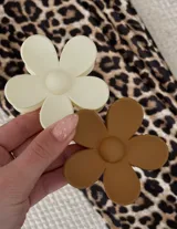 Broche para el pelo con forma de flor margarita, acabado mate y diseño minimalista.