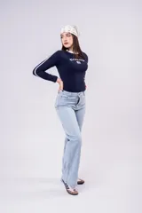 Pantalón de jean corte wide leg en color celeste claro, con tiro medio y diseño de pierna ancha. Presenta cierre frontal con botón y bolsillos laterales.