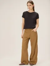 Pantalon de tiro medio alto, corte recto y amplio, con bolsillos delanteros y traseros, detalles de costuras visibles y confeccionado en mezcla de algodón y lyocell.