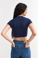 Remera crop de manga corta y cuello redondo acanalado, confeccionada en tejido de algodón elastizado con textura en rib.