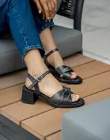 Sandalias de cuero color dorado, con plataforma y taco cuadrado. Presentan tiras cruzadas en el empeine y pulsera al tobillo con hebilla.