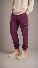 Pantalón cargo color bordó con bolsillos laterales con solapa, cintura elástica y puños ajustados en los tobillos.